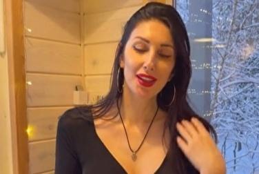 Чего смотришь, трахай! Я что, просто так тут сиськи показываю